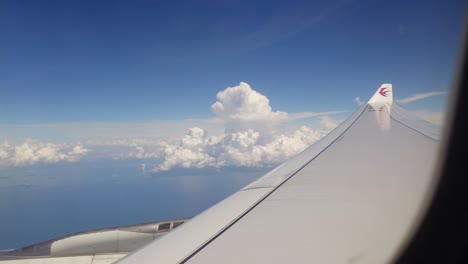 Vista-Del-Ala-De-Un-Avión-Sobre-Las-Nubes-Durante-La-Puesta-De-Sol-Por-China-Eastern-Airlines