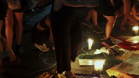 Feministischer-Protest-Gegen-Männliche-Gewalt-Mit-Nachtwache-Bei-Kerzenlicht,-Die-Freundin-Eines-Opfers-Weint