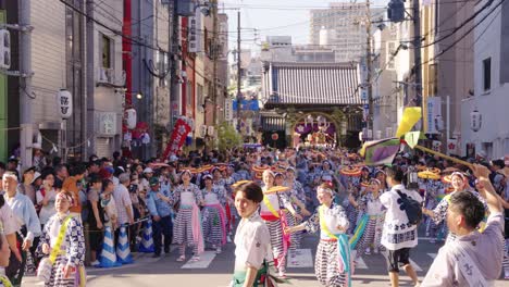 Festival-Tenjin-Matsuri,-Desfile-Del-Día-2-Mientras-Chicas-Japonesas-Bailan-Con-Sombrillas