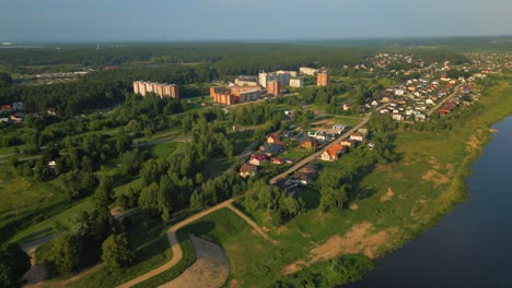 Wohngebiet-Mit-Wohnung,-Haus-Und-Sommerhaus-Neben-Dem-Fluss-Daugava