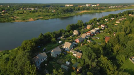 Casas-De-Verano-Junto-Al-Río-Daugava-En-La-Frontera-Entre-Letonia-Y-Bielorrusia.
