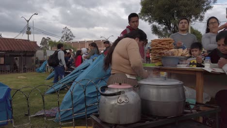 Gente-Comiendo-Y-Comprando-Comida-Callejera-Local-En-La-Ciudad-De-Cajamarca,-Perú.