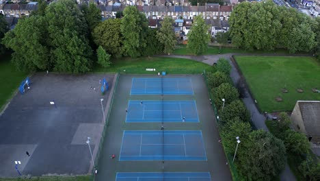 Tennisplätze-Im-Freien-Im-öffentlichen-Stadtpark-In-London-–-Luftaufnahme