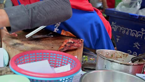Lokaler-Straßenverkäufer-Mischt-In-Einem-Straßenrestaurant-In-Bangkok,-Thailand,-Schnell-Ein-Berühmtes-Thailändisches-Nordöstliches-Lebensmittellaab,-Eine-Mischung-Aus-Hackfleisch,-Gewürzen-Und-Gewürzen