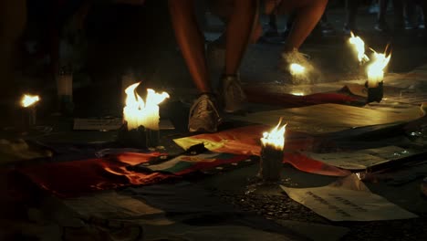 Frauen-Blasen-Bei-Straßenprotesten-Kerzen-Aus,-Um-Für-Mordopfer-Zu-Trauern-Und-Für-Frauenrechte-Zu-Protestieren