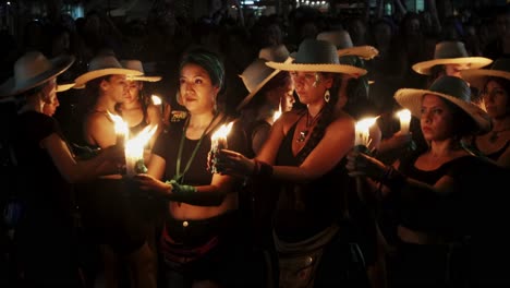 Memorial-A-La-Luz-De-Las-Velas-Para-Las-Víctimas-De-La-Violencia-De-Género-Realizado-Por-Mujeres-Manifestantes-En-La-Noche