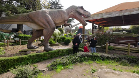 Familie-Genießt-Einen-Tagesausflug-In-Einen-Dinosaurier-Themenpark-In-Lincolnshire,-England