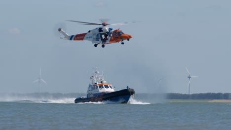 Persona-Arrastrada-Desde-Un-Bote-Salvavidas-Knrm-Hasta-Un-Helicóptero-De-Guardacostas-En-El-Mar