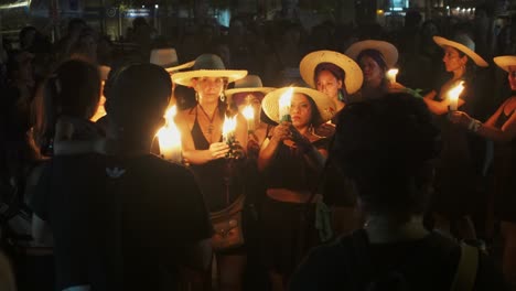 Eine-Gruppe-Weiblicher-Demonstranten-Geht-In-Der-Nachtwache-Mit-Kerzen-Im-Kreis,-Um-Den-Weiblichen-Opfern-Sichtbarkeit-Zu-Verschaffen