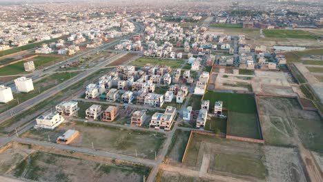 Drohnenansicht,-Die-über-Die-Moderne-Wohnungsbaugesellschaft-In-Pakistan-Fliegt