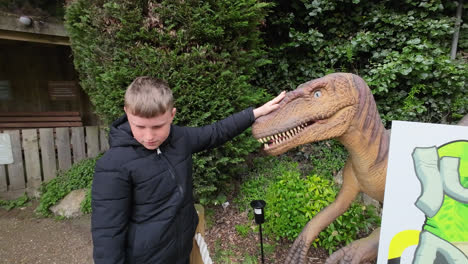 Familia-Disfrutando-De-Un-Día-Visitando-Un-Parque-Temático-De-Dinosaurios-En-Lincolnshire,-Inglaterra