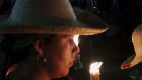 Nahaufnahme-Von-Frauengesichtern-Mit-Mexikanischen-Hüten-Und-Glitzer,-Sie-Halten-Kerzen-Bei-Der-Nachtwache,-Kundgebung-Für-Frauenrechte