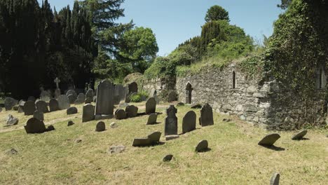 Antiguo-Cementerio-Celta-En-El-Condado-De-Wicklow,-Irlanda.-Oblicuo