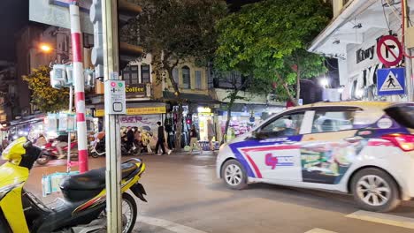 Eine-Typische-Straßenszene-Mit-Stadtverkehr-In-Hanoi,-Vietnam-Am-Abend