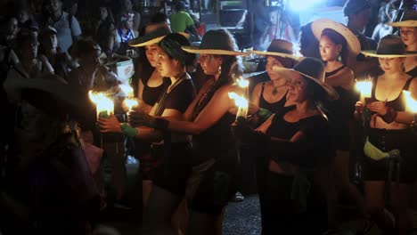 Junge-Frauen-Mit-Mexikanischen-Hüten-Führen-Bei-Einer-Kundgebung-Für-Frauenrechte-Eine-Nachtwache-Mit-Kerzen-Durch