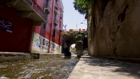 Video-Vom-Fluss-Entlang-Der-Brücke-Des-Parks-„Paseo-Del-Río“-In-Orizaba,-Veracruz