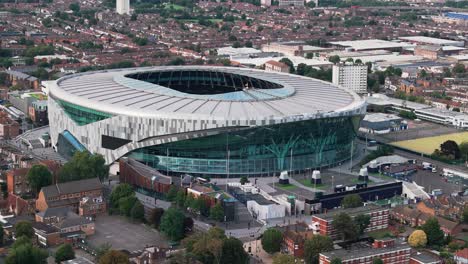 Hermosa-Arquitectura-De-Arena-Del-Estadio-Tottenham-Hotspur-En-Londres,-Antena