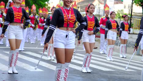 Eine-Junge-Gruppe-Von-Frauen-In-Wunderschönen-Kostümen-Auf-Einer-Straßenparade