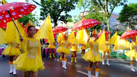 Kinder-In-Gelben-Kostümen-Und-Mit-Roten-Regenschirmen-Nehmen-An-Der-Straßenparade-Während-Des-Davao-City-Festivals-Teil