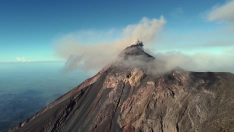 Luftaufnahmen:-Der-Vulkan-In-Guatemala-Stößt-An-Einem-Tag-Mit-Blauem-Himmel-Dunklen-Rauch-Und-Asche-Aus