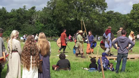 Grupo-De-Recreación-Vikinga-Mostrando-Antiguas-Tácticas-De-Lucha-En-Woodstown,-Waterford,-Irlanda