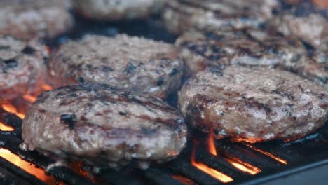 Feuerflammen-Kochen-Rindfleischburger-Auf-Sehr-Heißem-Grill