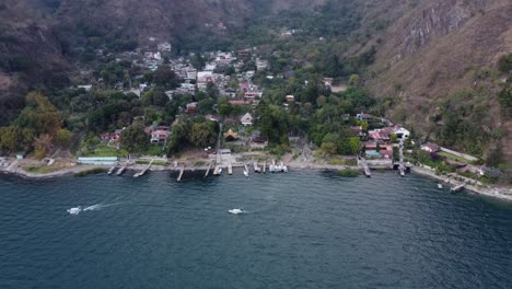 Luftaufnahme:-Kleines-Dorf-Jaibalito-Am-Bergigen-Ufer-Des-Atitlan-Sees