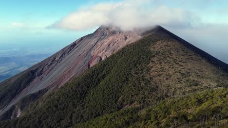 Vista-Aérea:-La-Nube-Oculta-La-Cumbre-Del-Volcán-Acatenango-En-Guatemala