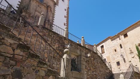 Vista-Abajo-Desde-La-Escalera-De-La-Iglesia-De-San-Francisco-Javier,-Cáceres,-España