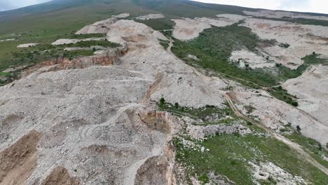 Gran-Cantera-En-La-Ladera-De-La-Montaña-Provocando-Erosión-Y-Escombros.