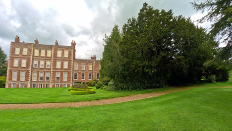 Gunby-Estate,-Hall-And-Gardens,-Gemütliches-Landhaus-Aus-Dem-Jahr-1700-Inmitten-Viktorianischer,-Ummauerter-Gärten-Am-Fuße-Der-Lincolnshire-Wolds