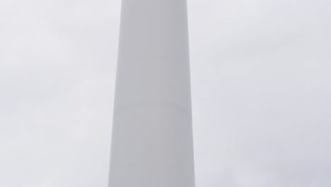 Toma-De-Una-Turbina-De-Un-Parque-Eólico,-Sus-Palas,-La-Torre-Y-La-Base.