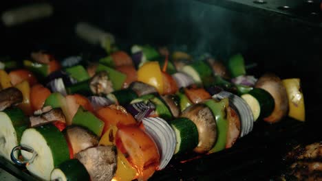 Heiße-Rauchige-Flammen-Des-Grills,-Die-Gemüsespiesse-Kochen