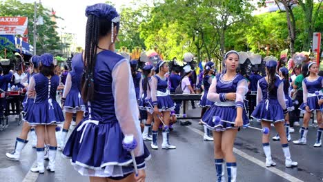 Eine-Große-Menge-Kleiner-Kinder-In-Blau-weißen-Uniformen,-Die-Sich-Auf-Die-Straßenparade-Vorbereiten