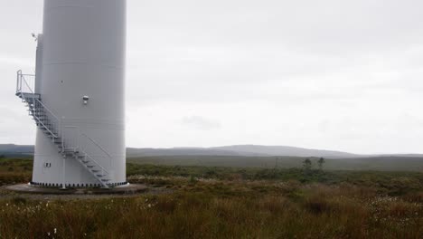 Aufnahme-Einer-Windkraftanlage-Mit-Moor-Und-Torfland-Auf-Den-Äußeren-Hebriden