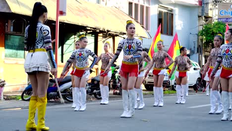 Junge-Frauen-Mit-Kostümen-Auf-Der-Straßenparade