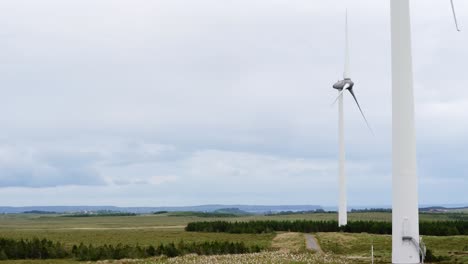 Aufnahme-Von-Zwei-Windkraftanlagen-In-Einem-Windpark-Auf-Der-Insel-Lewis,-Hebriden