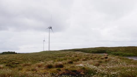 Schwenkaufnahme-Des-Moores-Rund-Um-Einen-Windpark-Auf-Den-Äußeren-Hebriden