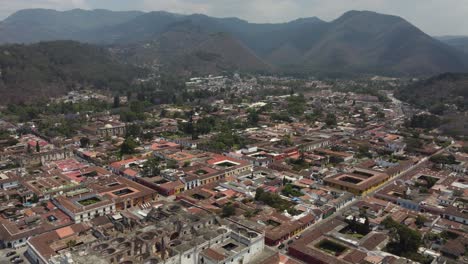 Vista-Aérea-De-Las-Ordenadas-Calles-Estrechas-De-Antigua-En-Las-Montañas-De-Guatemala