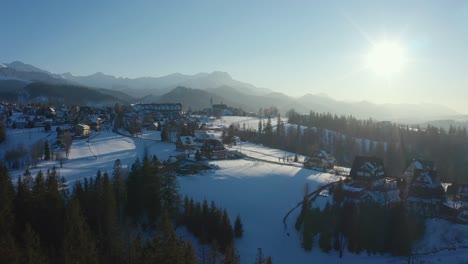 Podhale-Panorama:-Luftaufnahme,-Die-Den-Winterzauber-Von-Cyrhla-Mit-Fernen-Bergen-Einfängt