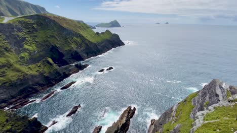 A-4-K-from-the-specular-Kerry-Cliffs-towards-the-Atlantic-Ocean-near-Portmagee-County-Kerry-Ireland-with-spectacular-views-of-Skellig-Islands-and-Puffin-Island