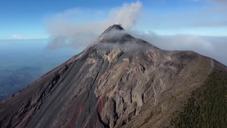 Der-Vulkan-Acatenango-Stößt-Schwarzen-Rauch-Aus-Und-Bricht-In-Wolken-Aus,-Guatemala