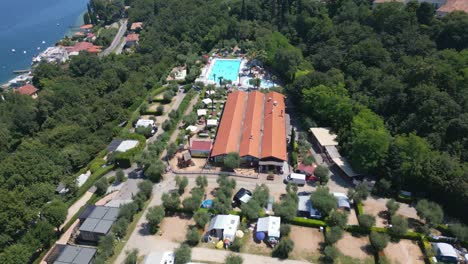 Luftaufnahme-Eines-Wochenend-Glamping-Resort-Campingplatzes-In-Der-Nähe-Des-Gardasees,-Italien
