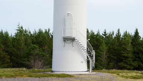 Statische-Aufnahme-Der-Wartungstür-Am-Fuß-Einer-Windkraftanlage