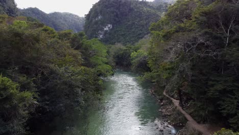 Antena-Baja-Vuela-Por-La-Selva-Del-Río-Semuc-Champey-En-Montañas-Tropicales