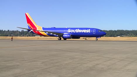 SOUTHWEST-AIRPLANE-TAXIING-TO-THE-AIRPORT-GATE