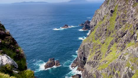 Ein-4K-Blick-Auf-Die-Spektakulären-500-Fuß-Hohen-Kerry-Klippen-Mit-Blick-Auf-Die-Skellig-Inseln