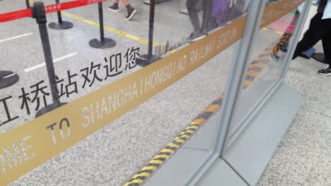 Viajeros-En-La-Estación-De-Tren-De-Shanghai-Hongqiao