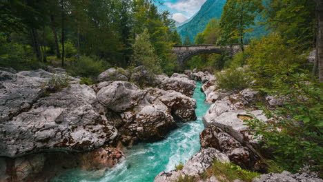 Río-De-Montaña-Isonzo-Soča-Y-El-Parque-Nacional-De-Triglav-Eslovenia,-Alpes-Eslovenos
