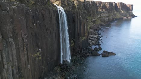 El-Agua-Que-Cae-De-Las-Grandes-Cataratas-De-Harina-En-Escocia.